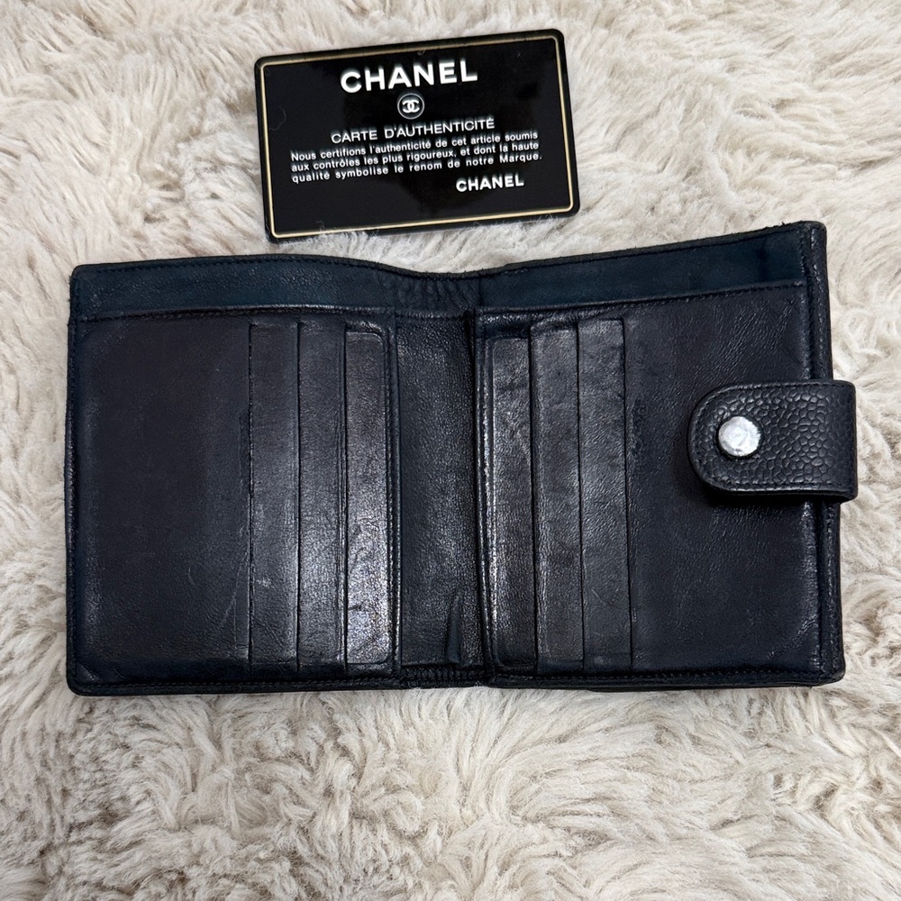 ✨Authentic Vintage CHANEL Caviar Leather Bifold Wallet✨ - Picture 4 of 15